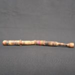 Handcrafted Curved Charango Horn with Gemstones and Andean Textiles - Imagen 4