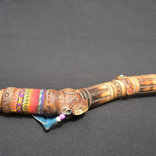 Handcrafted Curved Charango Horn with Gemstones and Andean Textiles - Imagen 10