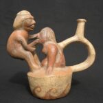 Moche Erotic Stirrup Vessel – Pre-Columbian Ritual Ceramic Sculpture - Imagen 2