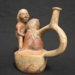 Moche Erotic Stirrup Vessel – Pre-Columbian Ritual Ceramic Sculpture - Imagen 3