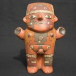 Figura de cerámica Paracas: escultura ritual femeninas con símbolos tradicionales