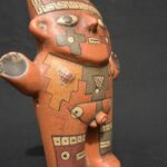 Figura de cerámica Paracas: escultura ritual femeninas con símbolos tradicionales - Imagen 6