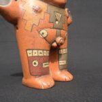 Figura de cerámica Paracas: escultura ritual femeninas con símbolos tradicionales - Imagen 7