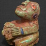 Moche Turquoise Ritual Figure with Stone Inlays – Pre-Columbian Art - Imagen 8
