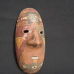 Paracas Ritual Mask in Ceramic – Geometric Motifs and Tribal Colors - Imagen 2