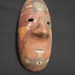 Paracas Ritual Mask in Ceramic – Geometric Motifs and Tribal Colors - Imagen 3