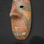 Paracas Ritual Mask in Ceramic – Geometric Motifs and Tribal Colors - Imagen 5