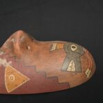 Paracas Ritual Mask in Ceramic – Geometric Motifs and Tribal Colors - Imagen 12