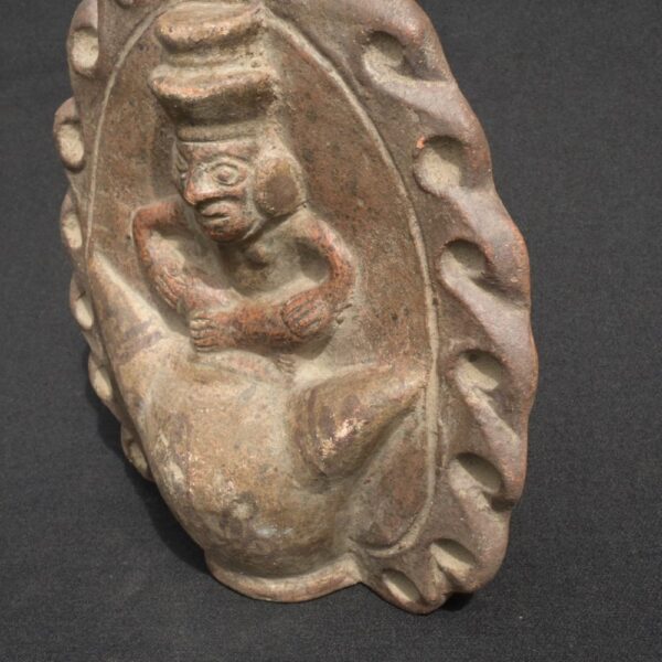 Moche Ritual Whistle – Seated Figure on Vessel with Aura Frame - Imagen 6