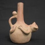 🟡Moche ceramic bottle with a reclining figure – pre-Columbian ritual bottle - Imagen 3