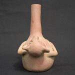 🟡Moche ceramic bottle with a reclining figure – pre-Columbian ritual bottle - Imagen 4