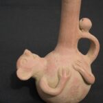🟡Moche ceramic bottle with a reclining figure – pre-Columbian ritual bottle - Imagen 6