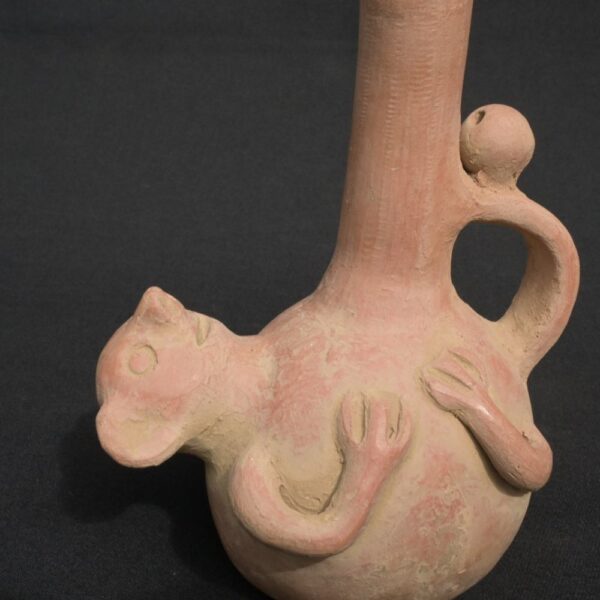 🟡Moche ceramic bottle with a reclining figure – pre-Columbian ritual bottle - Imagen 6