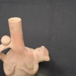 🟡Moche ceramic bottle with a reclining figure – pre-Columbian ritual bottle - Imagen 9