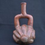 🔸Chavin Proto-Cupisnique Stirrup Bottle with Sacred Agricultural Motifs - Imagen 2