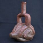 🔸Chavin Proto-Cupisnique Stirrup Bottle with Sacred Agricultural Motifs - Imagen 3