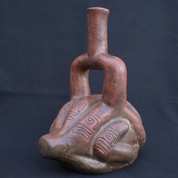 🔸Chavin Proto-Cupisnique Stirrup Bottle with Sacred Agricultural Motifs - Imagen 3