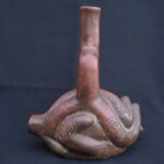 🔸Chavin Proto-Cupisnique Stirrup Bottle with Sacred Agricultural Motifs - Imagen 4