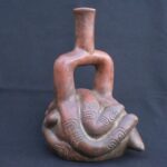 🔸Chavin Proto-Cupisnique Stirrup Bottle with Sacred Agricultural Motifs - Imagen 5
