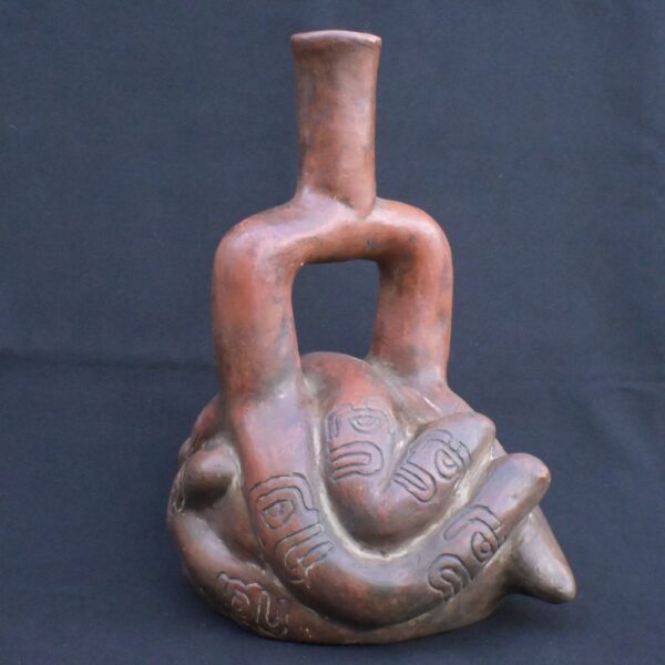 🔸Chavin Proto-Cupisnique Stirrup Bottle with Sacred Agricultural Motifs - Imagen 5