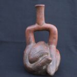 🔸Chavin Proto-Cupisnique Stirrup Bottle with Sacred Agricultural Motifs - Imagen 6