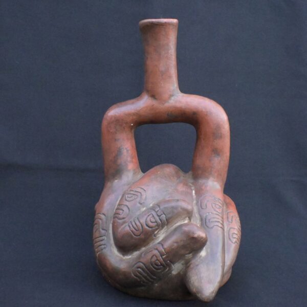 🔸Chavin Proto-Cupisnique Stirrup Bottle with Sacred Agricultural Motifs - Imagen 6