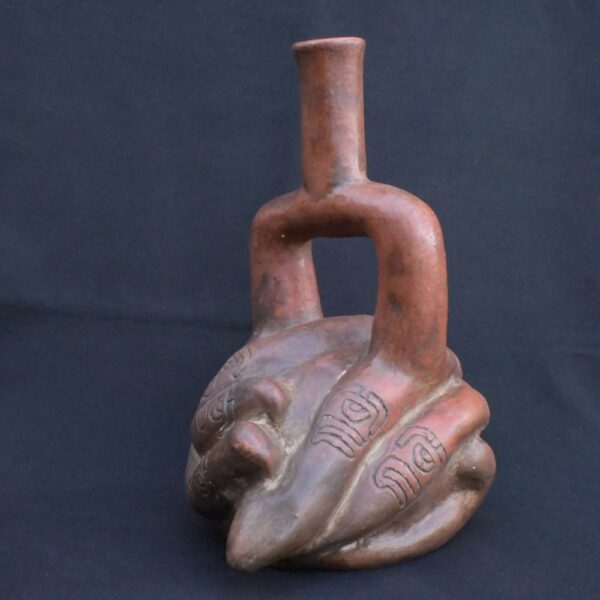 🔸Chavin Proto-Cupisnique Stirrup Bottle with Sacred Agricultural Motifs - Imagen 7