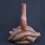 🔸Chavin Proto-Cupisnique Stirrup Bottle with Sacred Agricultural Motifs - Imagen 8