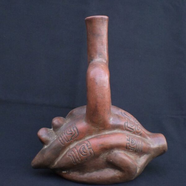 🔸Chavin Proto-Cupisnique Stirrup Bottle with Sacred Agricultural Motifs - Imagen 8