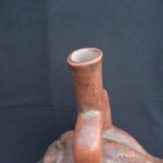 🔸Chavin Proto-Cupisnique Stirrup Bottle with Sacred Agricultural Motifs - Imagen 9