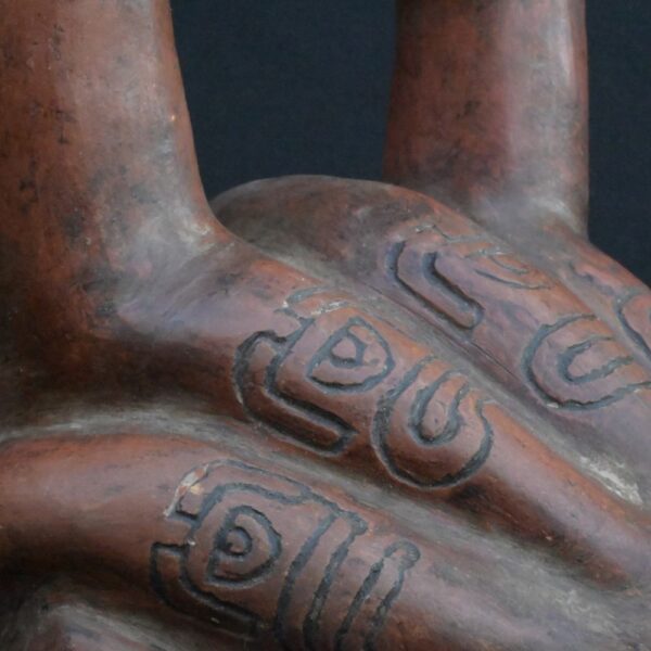 🔸Chavin Proto-Cupisnique Stirrup Bottle with Sacred Agricultural Motifs - Imagen 11