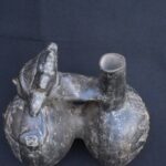 🏷️Moche Black Ceramic Wind Whistle with Dual Figures and Star Symbol - Imagen 9