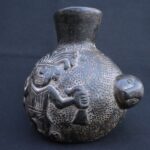 🏷️Moche Black Ceramic Ritual Vessel with Dual Faces and Human Figures - Imagen 2