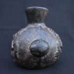 🏷️Moche Black Ceramic Ritual Vessel with Dual Faces and Human Figures - Imagen 3