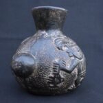 🏷️Moche Black Ceramic Ritual Vessel with Dual Faces and Human Figures - Imagen 4