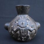 🏷️Moche Black Ceramic Ritual Vessel with Dual Faces and Human Figures - Imagen 5