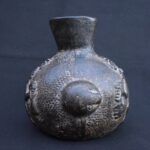 🏷️Moche Black Ceramic Ritual Vessel with Dual Faces and Human Figures - Imagen 7