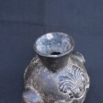 🏷️Moche Black Ceramic Ritual Vessel with Dual Faces and Human Figures - Imagen 9