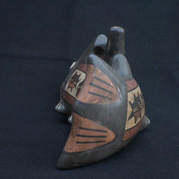 🐟 Nasca Ceramic Bottle with Fish Motif and Ritual Design - Imagen 3