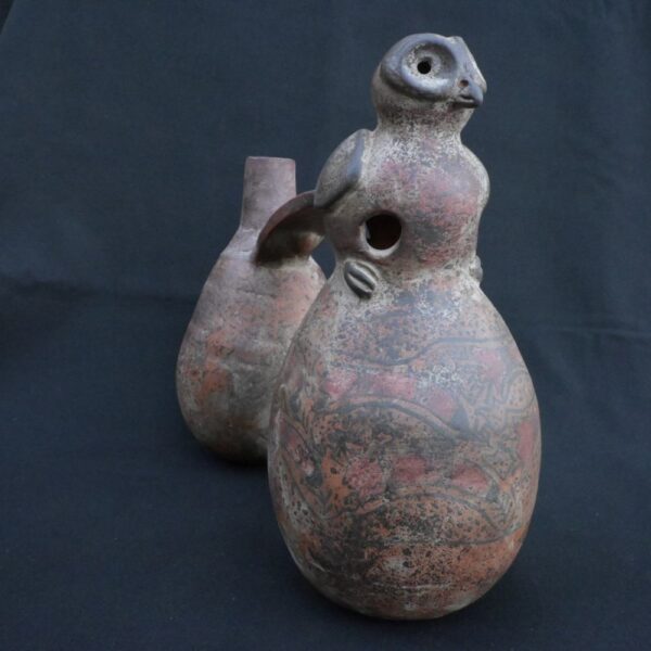 🦉 Moche Ceramic Water Whistle with Bird Figurine - Imagen 2