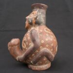 🌀 Nasca Ceramic Anthropomorphic Bottle with Serpents - Imagen 4