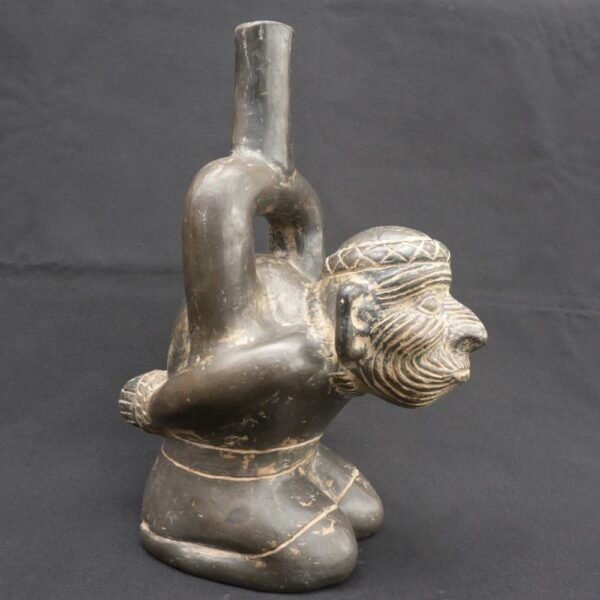 ⚫ Cupisnique Black Pottery Bottle with Kneeling Prisoner - Imagen 1