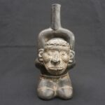 ⚫ Cupisnique Black Pottery Bottle with Kneeling Prisoner - Imagen 2