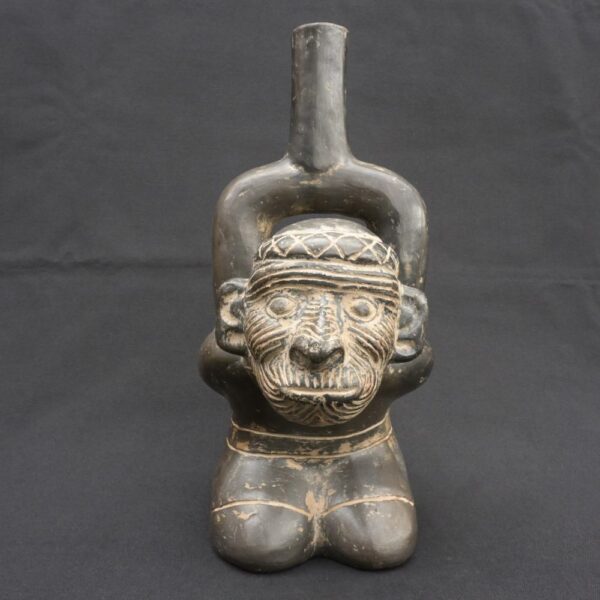 ⚫ Cupisnique Black Pottery Bottle with Kneeling Prisoner - Imagen 2