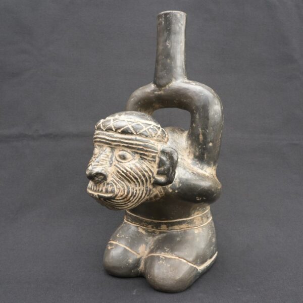 ⚫ Cupisnique Black Pottery Bottle with Kneeling Prisoner - Imagen 3
