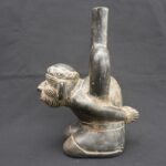 ⚫ Cupisnique Black Pottery Bottle with Kneeling Prisoner - Imagen 4