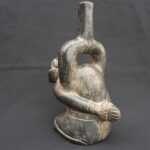 ⚫ Cupisnique Black Pottery Bottle with Kneeling Prisoner - Imagen 5