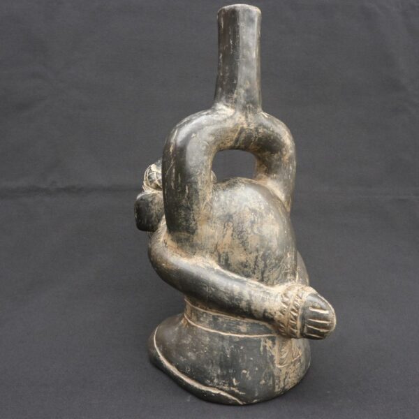 ⚫ Cupisnique Black Pottery Bottle with Kneeling Prisoner - Imagen 5