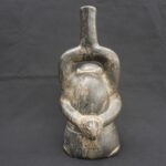 ⚫ Cupisnique Black Pottery Bottle with Kneeling Prisoner - Imagen 6