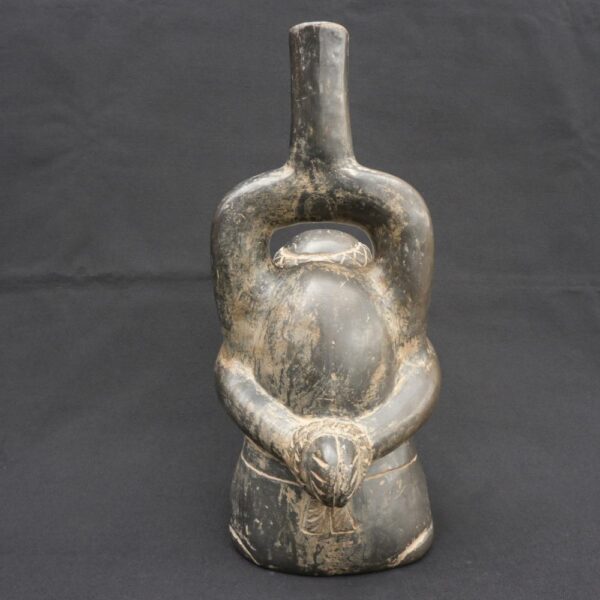 ⚫ Cupisnique Black Pottery Bottle with Kneeling Prisoner - Imagen 6